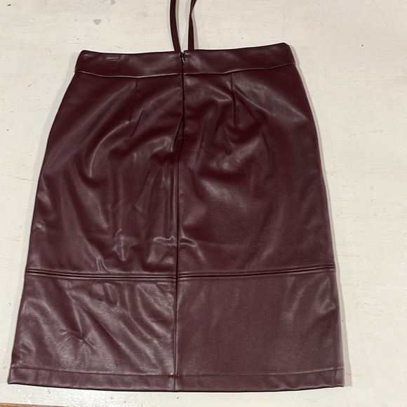 Liz Claiborne Burgundy Pencil Skirt in Imitation Leather size 6 - Picture 4 of 9